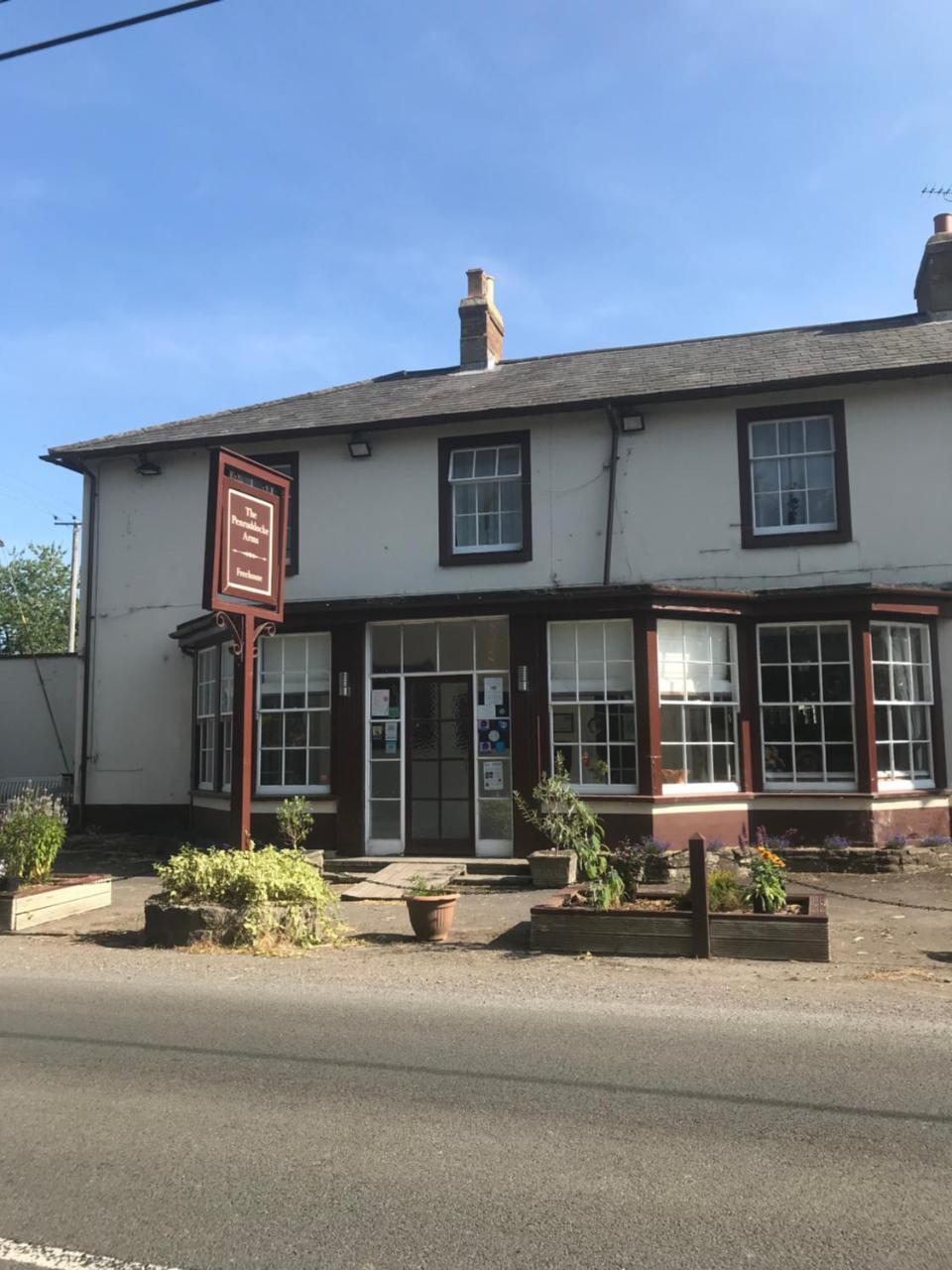 The Penruddocke Arms Panzió Dinton Kültér fotó